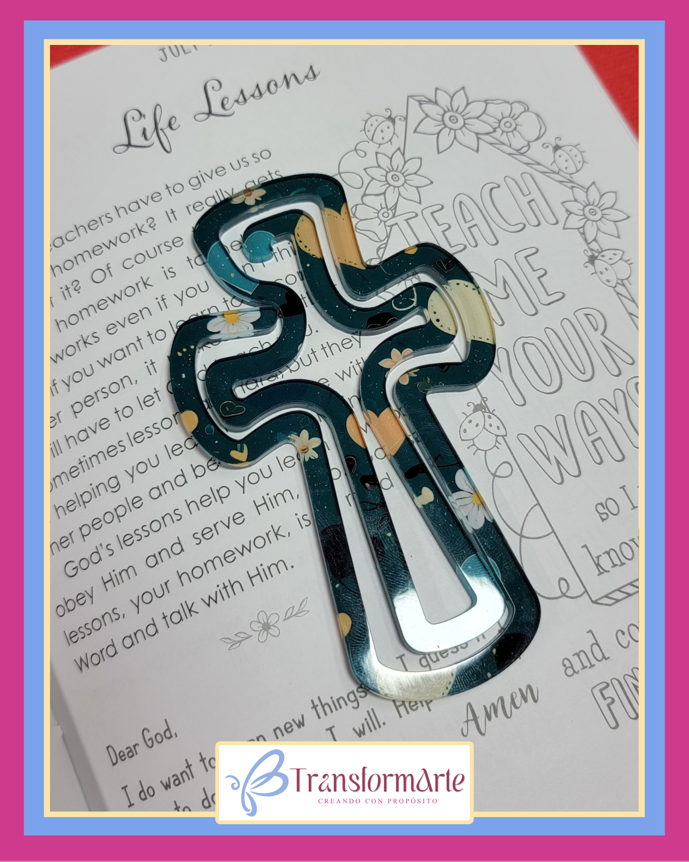 Marcador Acrílico en Forma de Cruz – Edición Corazones y Flores (Colores Esmeralda)